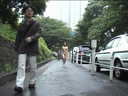 A gal-like actress who has become a pleasure to be seen is proudly exposing her nakedness in Shinjuku.